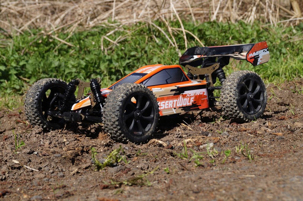 rc car dune buggy in the mud